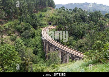 Demodara, Sri Lanka, 4. August 2018: Menschen spazieren auf der berühmten Nine Arch Bridge in der Nähe von Ella Stockfoto