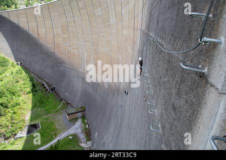 Finkenberg, Österreich, 9. Juni 2018: Gruppe von Alpinisten auf der Via Ferrata auf dem Schlegeis-Damm Stockfoto