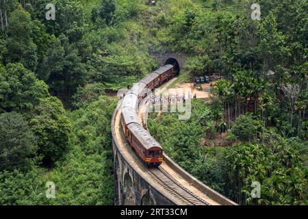 Demodara, Sri Lanka, 4. August 2018: Ein roter Zug, der die berühmte Nine Arch Bridge überquert Stockfoto