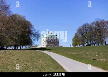 Klampenborg, Dänemark, 21. April 2019: Das Jagdschloss im Deer Park Dyrehaven an einem sonnigen Tag. Dyrehaven ist ein Waldpark nördlich von Kopenhagen Stockfoto