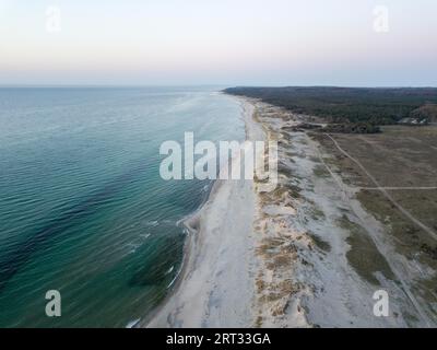 Melby, Dänemark, 18. April 2019: Drone View of the Coastline Beach, Sanddünen und Wald bei Sonnenuntergang Stockfoto