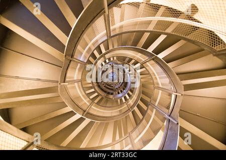 Innsbruck, Österreich, 8. Juni 2018: Blick auf die Wendeltreppe im historischen Stadtturm Stockfoto