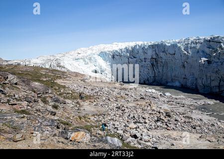 Kangerlussuaq, Grönland, 13. Juli 2018: Gruppe von Menschen, die den Russellgletscher betrachten Stockfoto