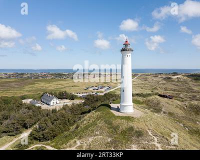 Hvide Sande, Dänemark, 10. Juli 2019: Drone View of Lyngvig Lighthouse at the Danish West Coast Stockfoto