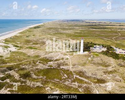 Hvide Sande, Dänemark, 10. Juli 2019: Drone View of Lyngvig Lighthouse at the Danish West Coast Stockfoto