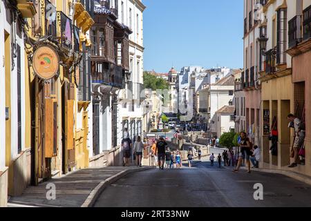 Ronda, Spanien, 31. Mai 2019: Menschen in den charmanten engen Gassen im historischen Stadtzentrum Stockfoto