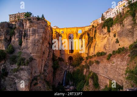 Ronda, Spanien, 31. Mai 2019: Blick auf die berühmte Brücke Puente Nuevo, beleuchtet am Abend Stockfoto