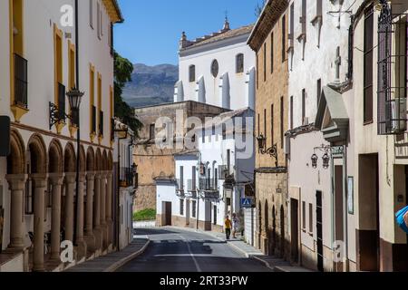 Ronda, Spanien, 31. Mai 2019: Menschen in den charmanten engen Gassen im historischen Stadtzentrum Stockfoto