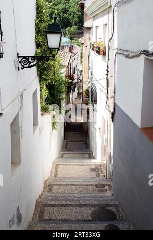 Granada, Spanien, 27. Mai 2019: Eine enge Gasse mit weißen Häusern im historischen Bezirk Albaicin Stockfoto