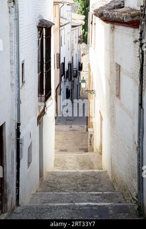 Granada, Spanien, 27. Mai 2019: Eine enge Gasse mit weißen Häusern im historischen Bezirk Albaicin Stockfoto
