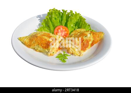 Reichhaltiges Omelette mit geschmolzenem Käse und Beilagen-Salat. Weißer isolierter Hintergrund Stockfoto