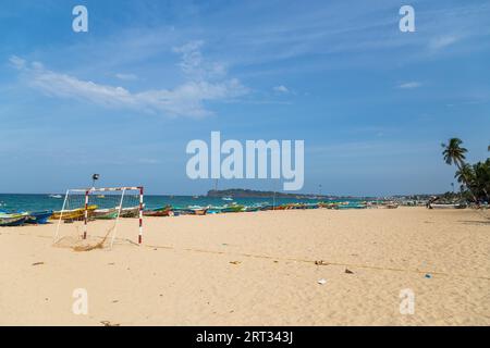 Trincomalee, Sri Lanka, 24. August 2018: Fußballfeld am Sandstrand Stockfoto