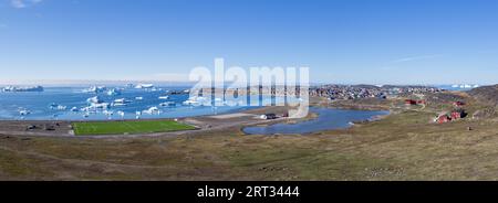 Qeqertarsuaq, Grönland, 6. Juli 2018: Panoramablick auf Qeqertarsuaq auf der Disko-Insel Stockfoto