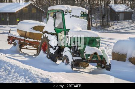 Traktor im Winter geparkt Stockfoto
