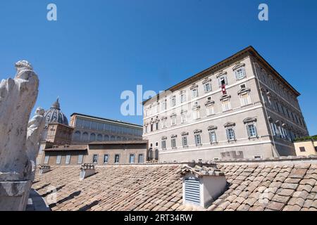 Vatikan, Vatikan. September 2023. Italien, Rom, Vatikan, 10.9.2023. Papst Franziskus segnet die Gläubigen während des Angelusgebets auf dem Petersplatz im Vatikan. Foto der VATIKANISCHEN MEDIEN/Katholische Presse Foto: Unabhängige Fotoagentur/Alamy Live News Stockfoto