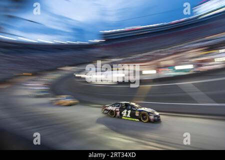 18. August 2018, Bristol, Tennessee, USA: Kurt Busch (41) rennt am dritten Turn im Bass Pro Shops NRA Night Race in Bristol durch das Feld Stockfoto