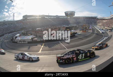 18. August 2018, Bristol, Tennessee, USA: Kurt Busch (41) rennt am dritten Turn im Bass Pro Shops NRA Night Race in Bristol durch das Feld Stockfoto