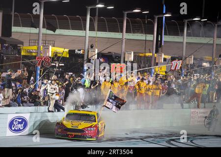 18. November 2018, Homestead, Florida, USA: Joey Logano (22) gewinnt die Monster Energy NASCAR Cup Series Championship auf dem Homestead-Miami Speedway in Stockfoto