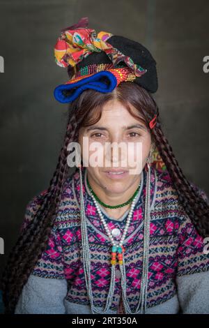 Ladakh, Indien, 29. August 2018: Porträt einer mittelalten indigenen Frau in traditioneller farbenfroher Tracht in Ladakh, Indien. Illustrativer Leitartikel Stockfoto