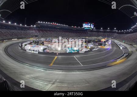 18. August 2018, Bristol, Tennessee, USA: (Persons) Rennen durch das Feld an Turn 3 beim Bass Pro Shops NRA Night Race am Bristol Motor Stockfoto