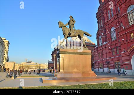 Moskau, Russland? 16. November 2018: Touristen besuchen das Reiterdenkmal des Marschalls der Sowjetunion Georgi Schukow auf dem Hintergrund des Stockfoto