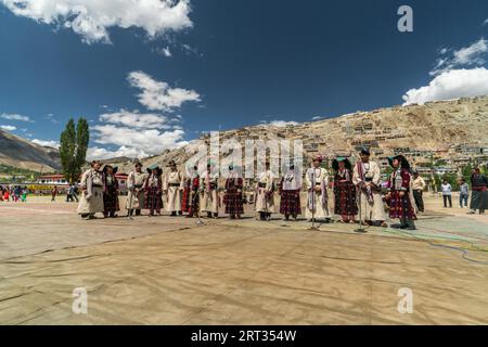 Ladakh, Indien, 4. September 2018: Sängergruppe in traditioneller Kleidung, die auf dem Festival in Ladakh auftritt. Illustrativer Leitartikel Stockfoto