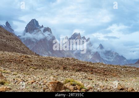 Wunderschöne Gipfel der Trango Towers, umgeben von Wolken in der Karakoram Mountain Range in Pakistan Stockfoto