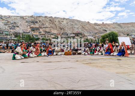 Ladakh, Indien, 4. September 2018: Große Gruppe von Musikern in traditionellen Kostümen, die auf einem Festival in Ladakh singen. Illustrativer Leitartikel Stockfoto