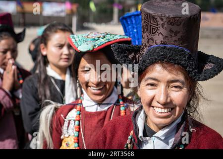 Ladakh, Indien, 4. September 2018: Porträt einer lächelnden indianischen Frau in traditioneller Kleidung auf dem Festival in Ladakh. Illustrativer Leitartikel Stockfoto