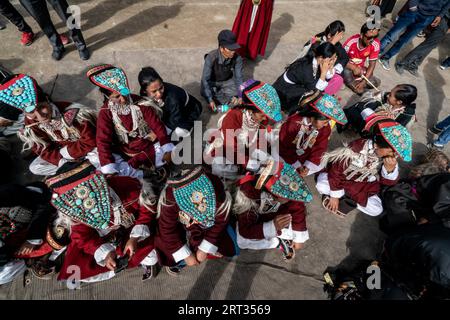 Ladakh, Indien, 4. September 2018: Top-down-Ansicht der Gruppe von Frauen mit ihren traditionellen Hüten auf dem Festival in Ladakh. Illustrativer Leitartikel Stockfoto