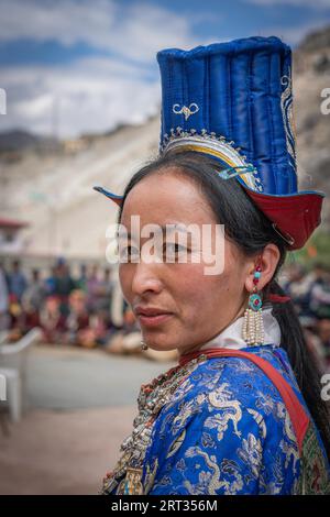 Ladakh, Indien, 4. September 2018: Porträt einer attraktiven indianischen Frau in traditioneller Kleidung auf dem Festival in Ladakh. Illustrativer Leitartikel Stockfoto