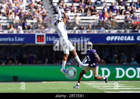 Seattle, WA, USA. September 2023. Der Tulsa Golden Hurricane Wide Receiver Devan Williams (19) kommt während des NCAA-Fußballspiels zwischen den Tulsa Golden Hurricanes und den Washington Huskies im Husky Stadium in Seattle, WA, auf einen Fang. Washington besiegte Tulsa mit 43:10. Steve Faber/CSM/Alamy Live News Stockfoto