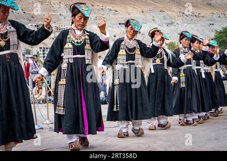 Ladakh, Indien, 4. September 2018: Gruppe von Tänzern in traditioneller Kleidung, die auf einem Festival in Ladakh auftreten. Illustrativer Leitartikel Stockfoto