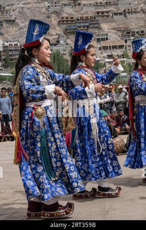 Ladakh, Indien, 4. September 2018: Gruppe von Frauen in traditionellen Kostümen, die auf dem Festival in Ladakh tanzen und singen. Illustrativer Leitartikel Stockfoto