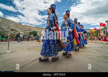 Ladakh, Indien, 4. September 2018: Gruppe von Frauen in traditionellen Kostümen, die auf einem Festival in Ladakh tanzen. Illustrativer Leitartikel Stockfoto