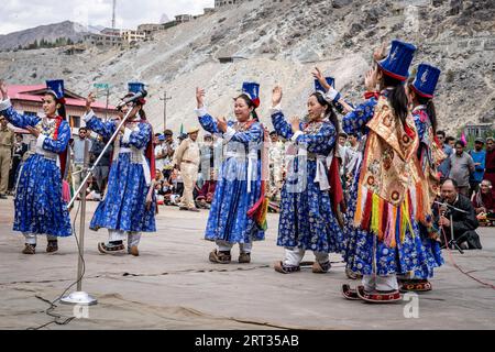 Ladakh, Indien, 4. September 2018: Gruppe von Frauen in traditionellen Kostümen, die auf dem Festival in Ladakh tanzen und singen. Illustrativer Leitartikel Stockfoto