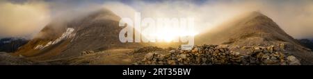 Wunderschönes Panorama des Sonnenuntergangs in den Kaschmir Bergen in Indien Stockfoto