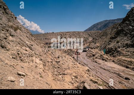 Karakoram Highway, Pakistan, 19. Juli 2018: Bergungsarbeiten nach dem Erdrutsch zerstörten die Straße in den Karakoram-Bergen in Pakistan. Illustrativer Leitartikel Stockfoto