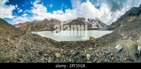 Schönen Gletschersee hoch in Kaschmir Berge in Indien Stockfoto
