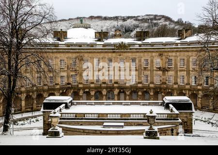 Das Crescent - jetzt ein Hotel - im Zentrum von Buxton in Derbyshire unter einer Winterschneebedeckung Stockfoto