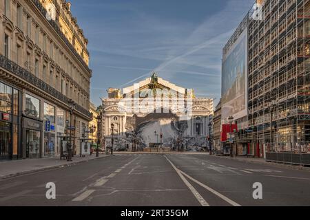 Paris, Frankreich - 09 10 2023: Boulevard Haussmann. Fassade des Pariser Garnier-Opernpalastes mit Gerüsten, dekoriert von JR Stockfoto