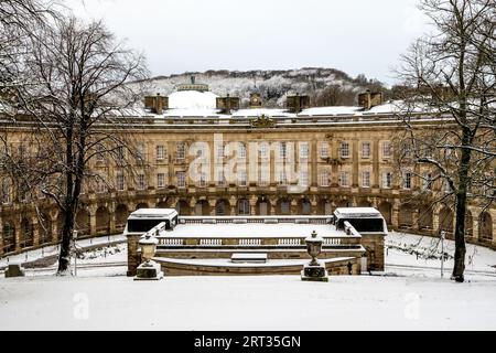 Das Crescent - jetzt ein Hotel - im Zentrum von Buxton in Derbyshire unter einer Winterschneebedeckung Stockfoto