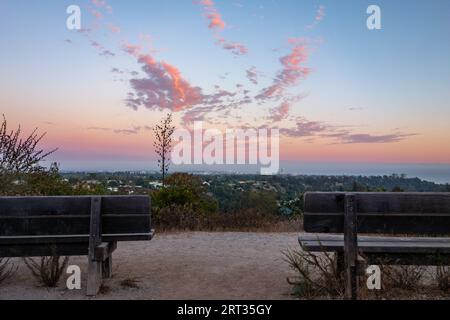 Bunte Wolken und Himmel während des Sonnenuntergangs in Los Angeles. Inspiriert von will Rogers Park. Stockfoto