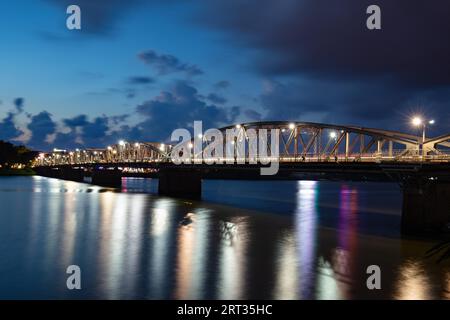 Zu Stoßzeiten überquert der Verkehr die Truong-Tien-Brücke in Hue Vietnam an einem warmen und nassen Abend Stockfoto