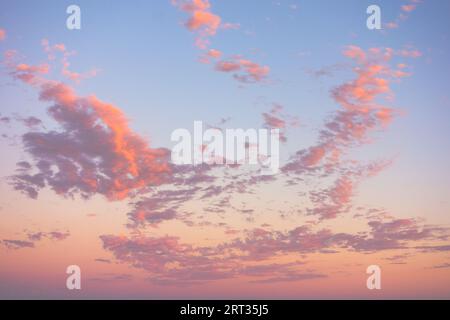 Bunte Wolken und Himmel während des Sonnenuntergangs in Los Angeles. Inspiriert von will Rogers Park. Stockfoto