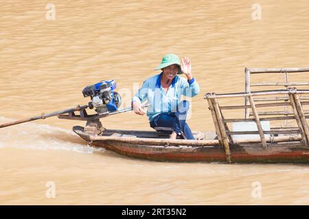 Mekong Delta, Vietnam, 28. September 2018: Ein nicht identifizierter einheimischer Fischer in seinem Boot, der glücklich auf dem Mekong-Fluss in Vietnam schwimmt Stockfoto