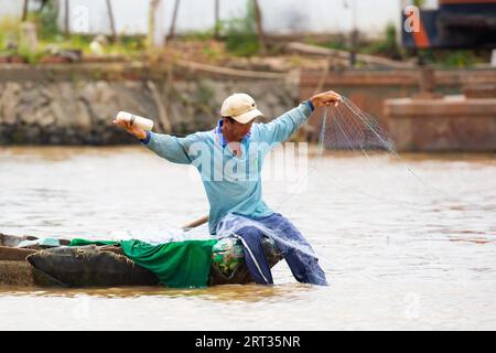 Mekong Delta, Vietnam, 28. September 2018: Ein nicht identifizierter lokaler Mann zieht sein Fischernetz am Mekong River in Vietnam hoch Stockfoto