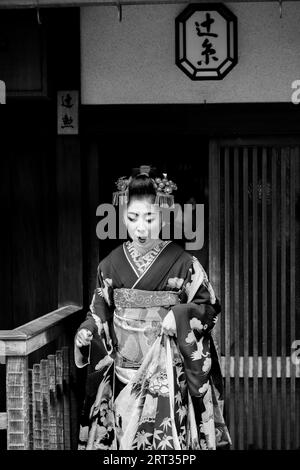 Kyoto, Japan, 14. Mai 2019: Portrait einer jungen Maiko Geisha, die von ihrem Reiseleiter in den Gion-Bezirk von Kyoto, Japan, zu den Häusern der Kundschaft geführt wird Stockfoto