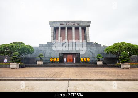 HANOI, VIETNAM, 19. SEPTEMBER 2018: Ehrenwache im Ho-Chi-Minh-Mausoleum auf dem Ba-Dinh-Platz in Hanoi, Vietnam Stockfoto