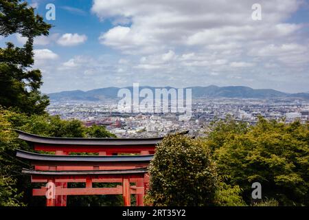 Der Blick über Kyoto vom Fushimi Inari-Schrein. Eine der größten Touristenattraktionen in Japan Stockfoto